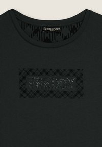 Camiseta de algodón negra con escote redondo y un gráfico texturizado en tonos oscuros con la palabra "FREDDY" en detalle de tachuelas.