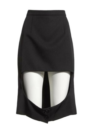 Jupe noire à effet devant court et dos plus long avec une découpe à l'avant révélant un legging blanc, équipée de deux boutons en bas au centre.