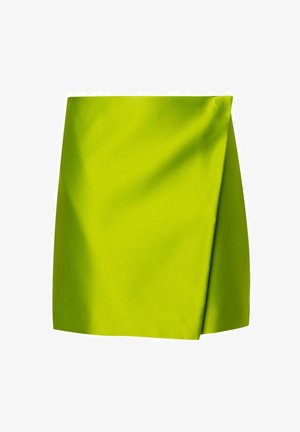 Mini-jupe en satin vert lime vif avec un design portefeuille asymétrique et une texture lisse sur fond blanc.