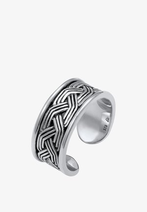 Sterlinghopeinen sormus, jossa kudottu kuvio. Siinä on leveä nauha, kiillotettu pinta ja keskiosan teksturoitu yksityiskohta.