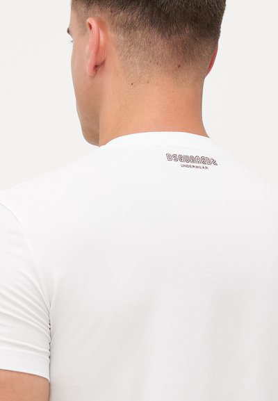 Weißes T-Shirt mit kurzen Ärmeln und Rundhalsausschnitt, aus weichem Material. Verfügt über ein kleines "DSquared2 UNDERWEAR"-Logo am Nacken auf der Rückseite.