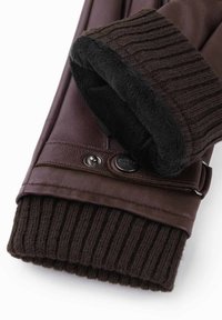 Guanto in pelle marrone con polsino a costine in maglia e morbida fodera in pile nera, dotato di una chiusura a bottone a pressione vicino al polso.