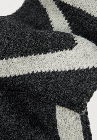 Sciarpa lavorata a maglia caratterizzata da una texture grigio scuro con un motivo a zigzag bianco. Materiale morbido con un aspetto cozy e spesso.