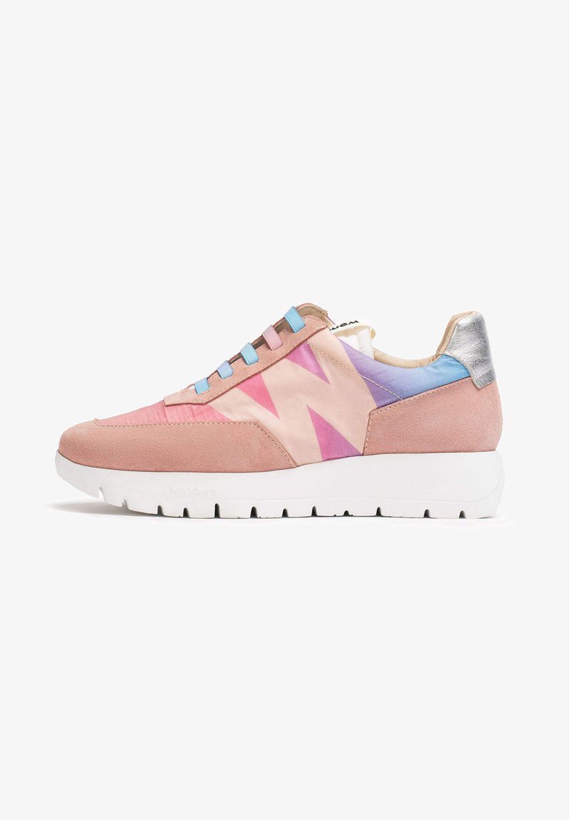 Baskets en suède rose avec un motif multicolore doté de triangles, des lacets bleu clair et une semelle en caoutchouc blanc. Accent argenté au niveau du talon.