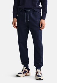 GANT TONAL ARCHIVE SHIELD PANTS granatowy