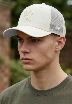 New Era, 9SEVENTY TRUCKER   NEW YORK YANKEES - Pet - beige