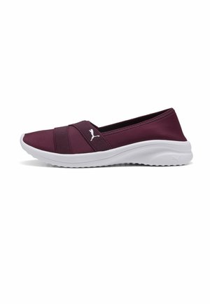 Bordeauxfarbener Slip-On-Sneaker mit weißer, gepolsterter Sohle und elastischen Kreuzriemen mit weißem Puma-Logo an der Seite.