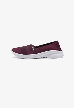 Bordowe trampki typu slip-on z białą, amortyzowaną podeszwą oraz elastycznymi krzyżowymi paskami z białym logo Puma po boku.