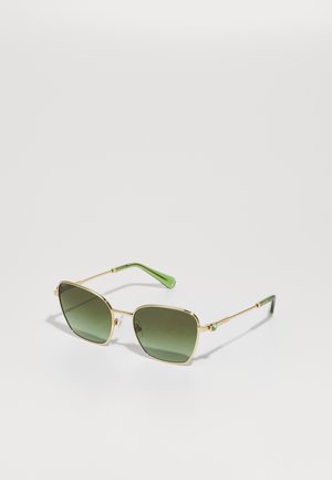 Ochelari de soare cu o ramă din metal aurit, lentile verzi pătrate, brate cu accente verzi și hardware decorativ pe brațe.