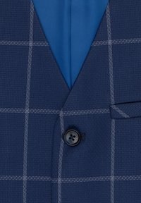 Granatowy marynarka z teksturowanej tkaniny, z siatką wzoru w białym kolorze. Widoczne niebieskie wykończenie, pojedynczy czarny guzik z przodu oraz detal kieszeni.