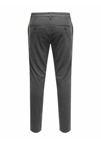Pantalon gris à coupe slim, avec deux poches arrière à fermeture boutonnée, une texture lisse et un design ajusté sans accents supplémentaires.