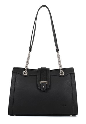 Sac à main en cuir noir texturé avec chaîne argentée et brides d’épaule en cuir, rabat avant avec boucle métallique, forme rectangulaire.