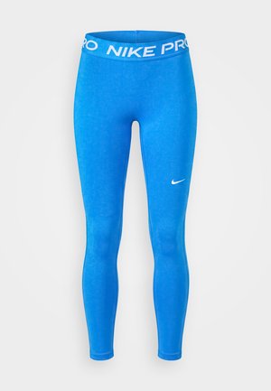 Μπλε κολάν Nike Pro με λευκό λογότυπο στο μηρό και επωνυμία στη μέση, εμφάνιση από μπροστά σε απλό ανοιχτό φόντο.