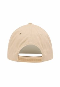 Casquette de baseball beige avec un extérieur en coton, visière courbée et sangle ajustable présentant un motif de clé grecque à l'arrière.
