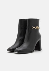 Tommy Hilfiger CHAIN BOOTIE - Magassarkú bokacsizmák - black