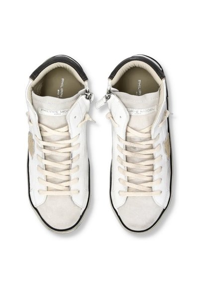 Sneakers alte in pelle bianca con dettagli in camoscio, lacci crema e una zip metallica. Presentano un tallone nero e un dettaglio con logo.