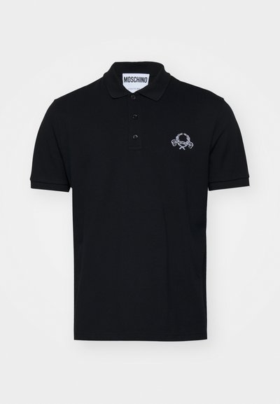 Svart pikétröja i bomull med krage, tre knappar och en broderad logotyp med korsade svärd och lagerkransar på vänster bröst.