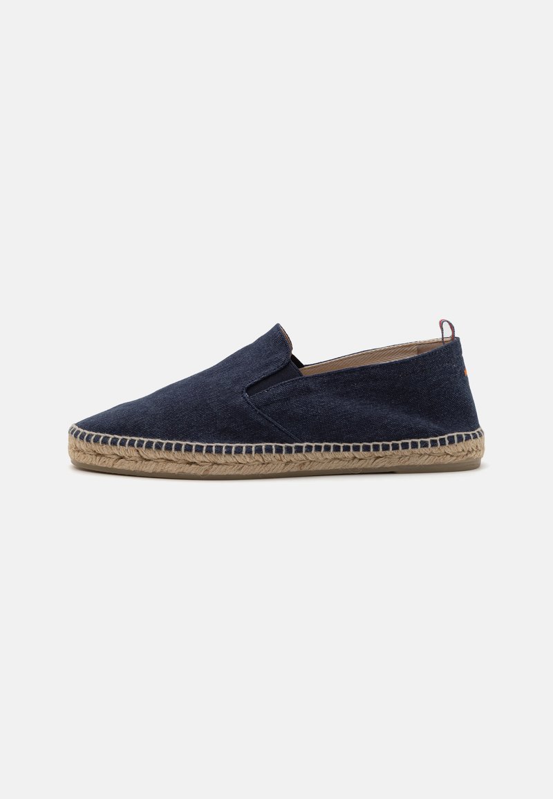 Espadrilhe de lona azul-marinho com biqueira arredondada, sola de corda de juta e design slip-on. Apresenta costura tonal e um pequeno laço na parte traseira.