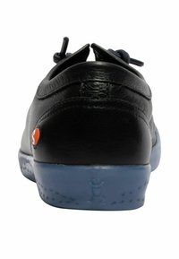 Scarpa nera in pelle con forma arrotondata, dotata di una suola in gomma blu, accenti testurizzati e lacci scuri per una vestibilità sicura.