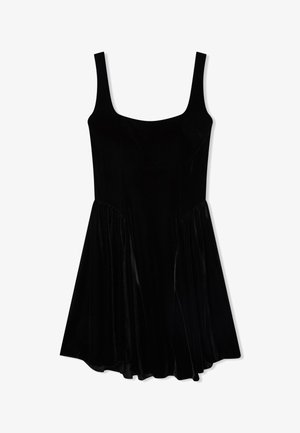 Abito senza maniche in velluto nero con scollatura quadrata, corpetto aderente e orlo leggermente svasato, caratterizzato da dettagli drappeggiati su entrambi i lati.