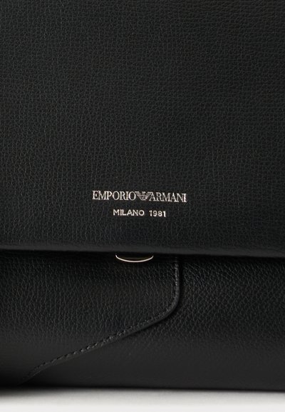 Μαύρη τσάντα από δερματίνη με υφή, με ασημένιο λογότυπο Emporio Armani και "Milano 1981" εγχαραγμένο στην μπροστινή τάπα.