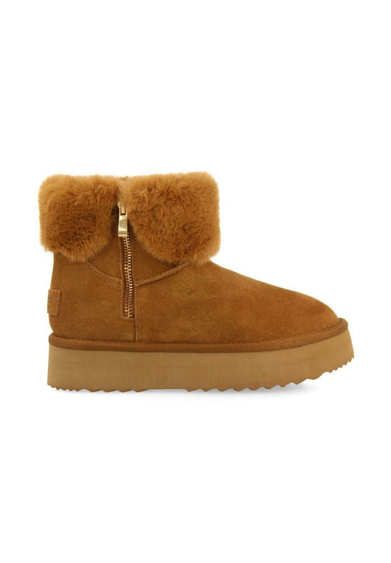 Botas de tobillo de ante marrón con cuello de pelo sintético, cremallera lateral y suela de goma texturizada. Punta redonda y silueta gruesa.