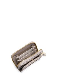 Portefeuille en cuir gris avec fermeture éclair dorée. Comprend plusieurs emplacements pour cartes et un intérieur texturé. Design compact et rectangulaire.
