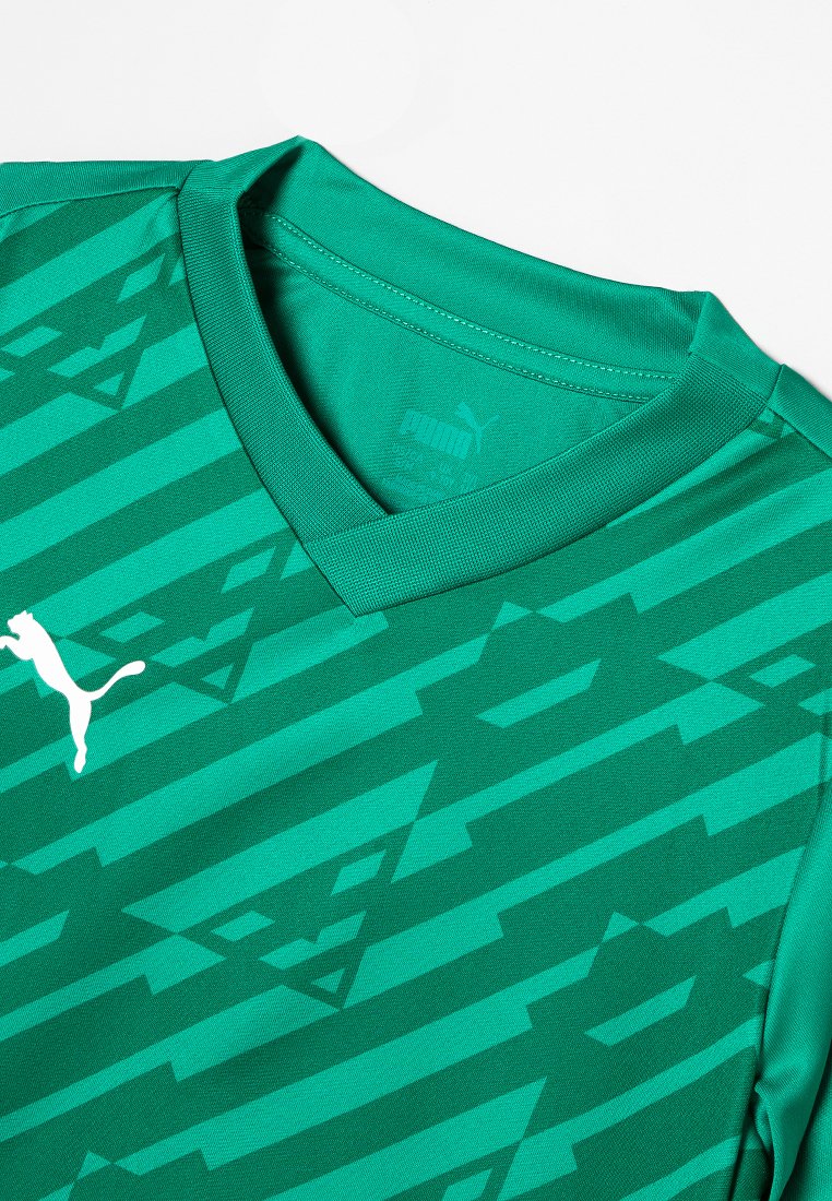 Maillot de sport Puma vert avec des motifs géométriques sombres et un col en V sur un fond blanc.