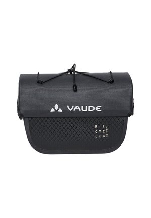 Schwarze Vaude Rolltop-Tasche mit verstellbarem Kordelzug und Frontnetzfach, mit "Recycled Inside" unten rechts gekennzeichnet.