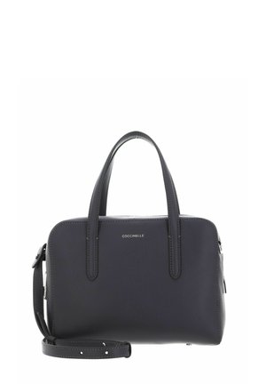 Sac à main en cuir noir avec deux poignées et bandoulière amovible, avec des fermetures éclair argentées et le logo « Coccinelle » à l'avant.