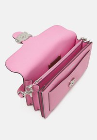 COACH TABBY SHOULDER BAG 26 - Kézitáska - vivid pink