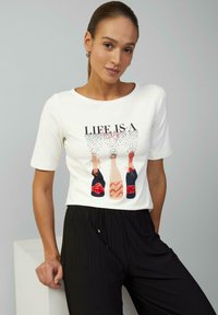 s.Oliver BLACK LABEL - T-shirt z nadrukiem