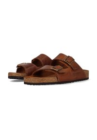 Braune Leder-Sandalen mit zwei verstellbaren Schnallenriemen, Korkfußbett und strukturiertem Gummisohle, die ein einfaches, offenes Design mit Zehenfreiheit zeigen.