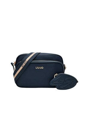 Bolso bandolera rectangular de color azul marino con cremalleras doradas, correa para el hombro beige y azul marino, y monedero adjunto en forma de logo azul marino.