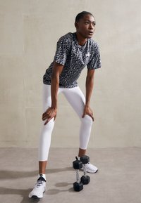 Puma ANIMAL RELAXED TEE - Triko s potiskem - black