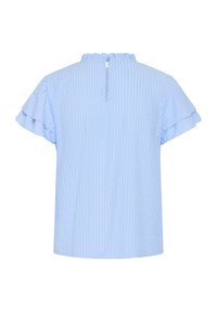 Blouse bleu clair à manches courtes avec de discrètes rayures verticales, manches à volants, col montant et fermeture par boutons dans le dos.