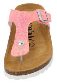 Roze metallic teenslipper met een gestructureerde band, een zilveren gesp, beige faux suede binnenzool en een witte zool met een lichte contour.
