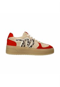 Baskets en daim beige et rouge avec une semelle beige texturée, présentant un motif léopard et des lacets blancs. Les accents incluent des panneaux latéraux rouges.