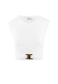 Top bianco senza maniche in tessuto liscio, con un design annodato in vita e un dettaglio di fibbia dorata al centro.