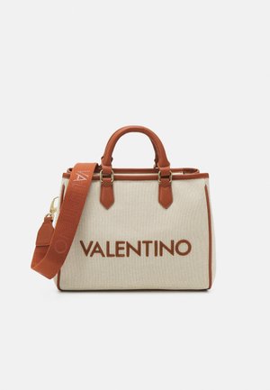 Beżowa i brązowa torebka Valentino z uchwytami na górze oraz odpinanym paskiem na ramię z logo Valentino z przodu i na pasku.