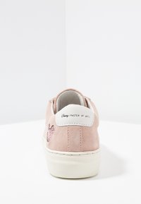 MOA - Master of Arts Tenisky - nude