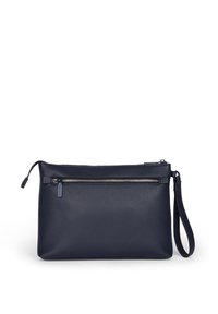 Marinblå läderclutch med kornigt mönster, utrustad med dragkedjestängning upptill och en framficka med dragkedja. Inkluderar handledsrem för enkel bärning.