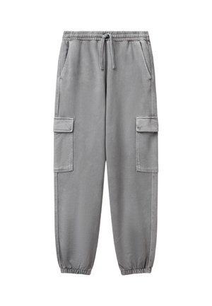 Pantalones cargo grises hechos de una tela suave con una cintura elástica, cordón, bolsillos laterales y puños elásticos en los tobillos.