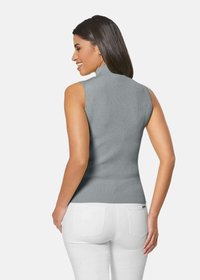 Grijze geribbelde mouwloze top met hoge kraag, slim fit ontwerp en een textuurafwerking. Gecombineerd met witte jeans, met een weergave van de achterkant.