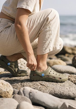 mtng, BAREFOOT ZUECOS FREE-CARE - Clogs - verde