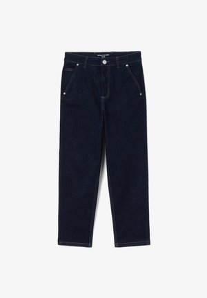 Jeans in denim blu scuro con taglio dritto, cinque tasche, hardware argentato e cuciture in contrasto. Texture liscia e design strutturato.