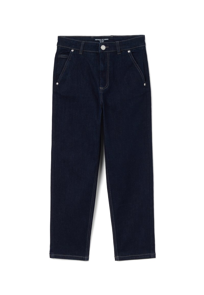 Vaqueros de mezclilla azul oscuro con corte recto, cinco bolsillos, herrajes plateados y costuras en contraste. Textura suave y diseño estructurado.