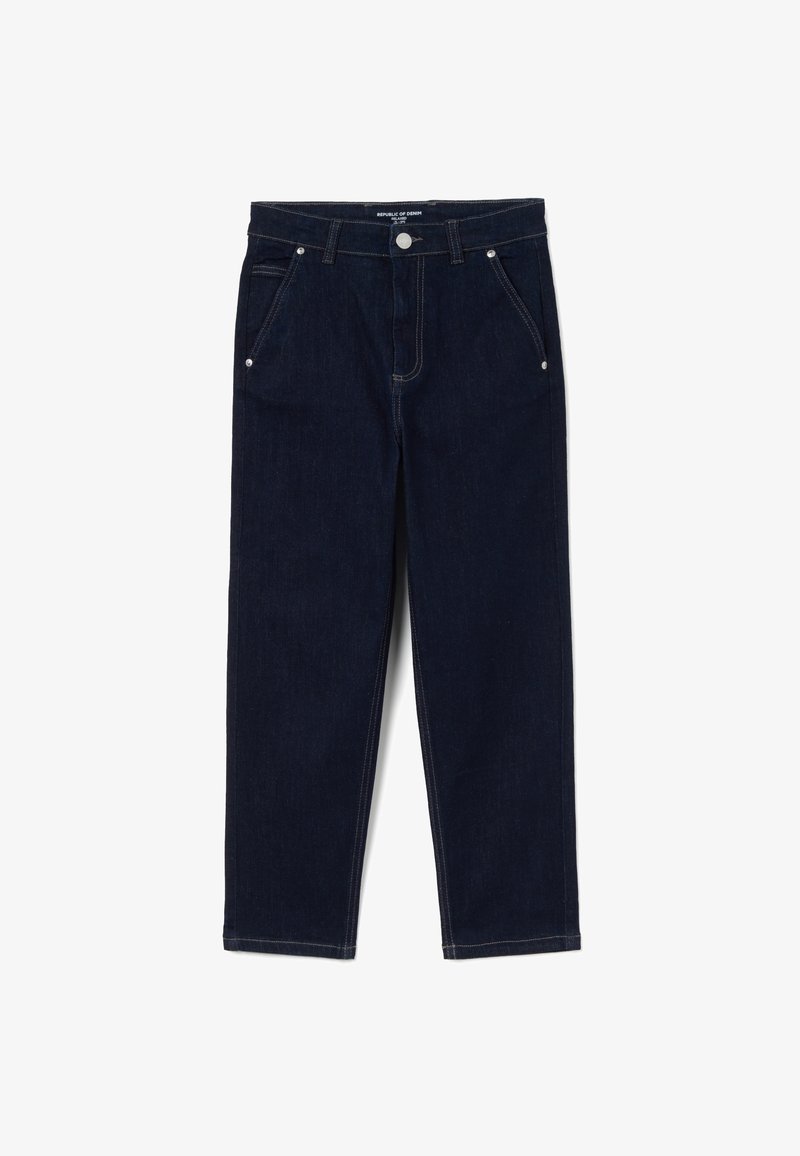 Vaqueros de mezclilla azul oscuro con corte recto, cinco bolsillos, herrajes plateados y costuras en contraste. Textura suave y diseño estructurado.