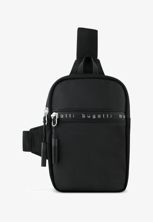 Kleine schwarze Tasche mit strukturierten Oberflächen, mit einem Reißverschluss, Trageriemen und weißem Logo-Detail auf der Vorderseite.