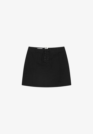 Zwarte katoenen minirok met vetersluiting aan de voorkant en ritssluiting, met een aansluitend ontwerp en een gebogen zoom voor een strakke silhoutte.